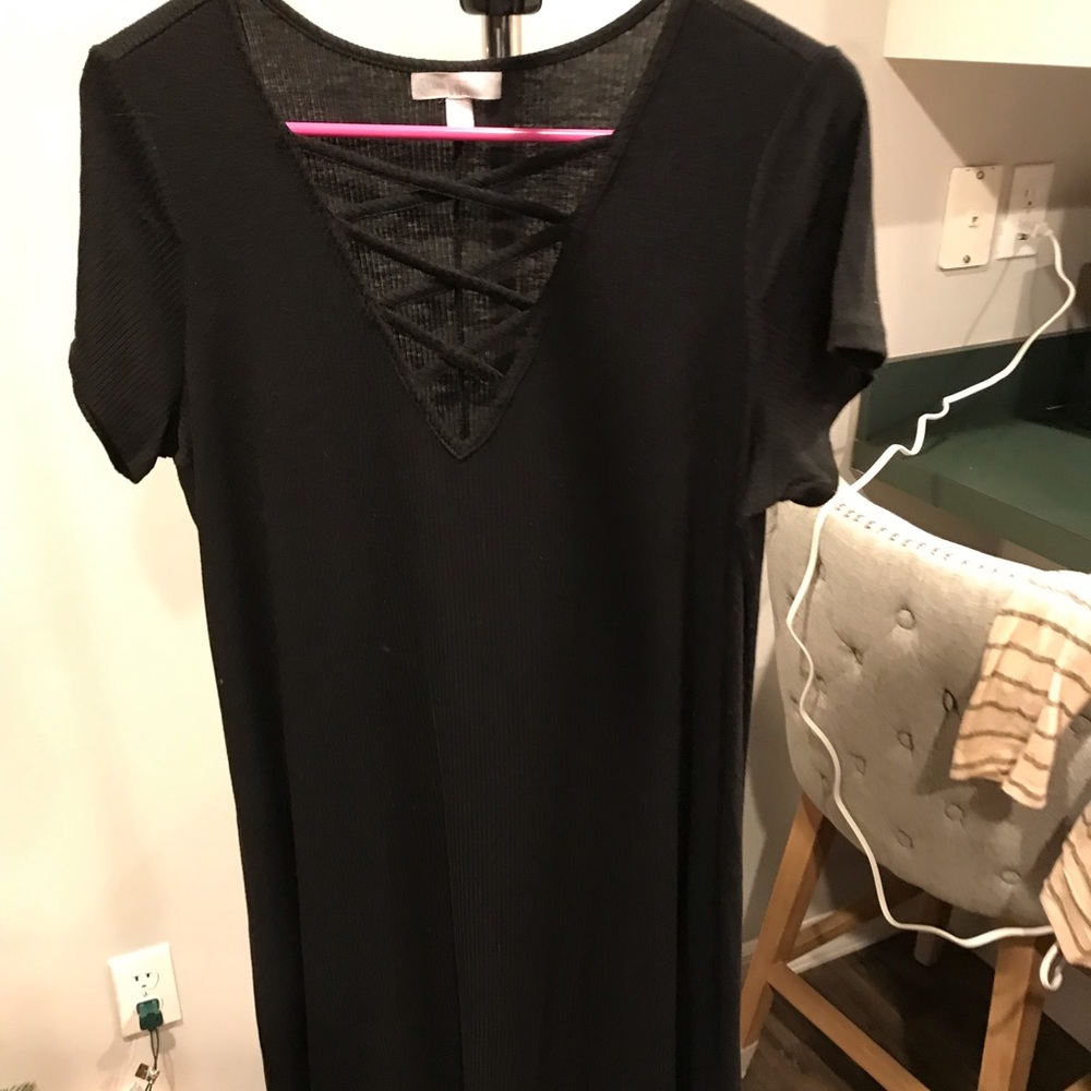 Black crisscross front L shirt sleeve